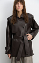 Тренч из двусторонней экокожи. Модель прямого кроя с широким отложным воротником и кокеткой. Изделие декорировано патами на плечах и манжетах рукавов. Два боковых кармана. Застежка на кнопки. 