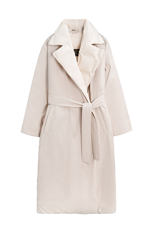 молочный Двустороннее утепленное пальто на запах. Модель прямого кроя с широкими лацканами. С одной из сторон изделие декорировано геометрической стежкой и брендированным тиснением, обратная сторона выполнена из гладкой ткани. <br />
Шлевки на талии и глубокие врезные карманы находятся на обеих сторонах. Широкий пояс в комплекте.