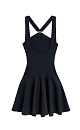 Трикотажное платье длины мини из вискозы. Модель приталенного силуэта на широких бретельках, перекрещенных на лифе и декорированных пряжкой в виде ракушки. Изделие с открытой спинкой, вывязанным лифом и юбкой-солнце.