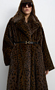 Длинная шуба из экомеха с анималистичным принтом, имитирующим окрас леопарда. Модель прямого кроя с широким отложным воротником и шлевками на поясе. Широкий пояс из экокожи в комплекте. 