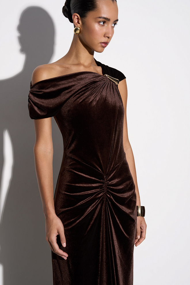 Бархатное платье макси с драпировкой