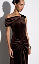 Вечернее платье длины макси из бархатной вискозы. Модель асимметричного кроя с одним коротким рукавом и перемычкой на плече. Изделие декорировано драпировкой.