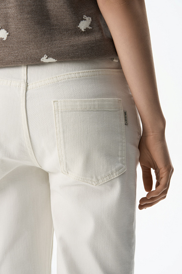 Расклешенные джинсы с разрезами