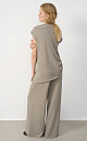 Трикотажные меланжевые брюки из мягкой шерсти с добавлением шелка и вискозы. Модель прямого силуэта с широким поясом на кулиске. Можно дополнить жилетом из такой же пряжи.