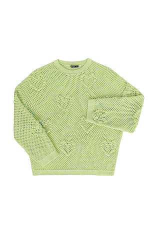 зеленый Трикотажный ажурный джемпер из хлопка. Модель свободного силуэта, со спущенной линией плеч, длинными рукавами и круглым вырезом горловины. Изделие декорировано объемными деталями в виде сердечек.