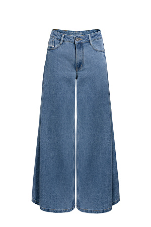 голубой Расклешенные джинсы из 100% хлопка. Модель свободного силуэта, средняя посадка. Застежка на молнию и пуговицу, пять карманов.