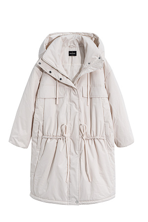 молочный Длинная куртка на синтепоне с капюшоном. Модель свободного силуэта со спущенной линией плеча, накладными и боковыми карманами, регулируемой кулиской на поясе. Изделие на подкладке. Застежка на молнию и магнитные кнопки.