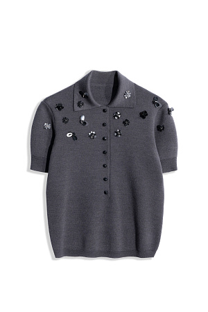 графит Трикотажная футболка поло из шерсти. Модель свободного силуэта с воротником поло и низкой планкой на пуговицах. Изделие декорировано цветами из бисера и пайеток.