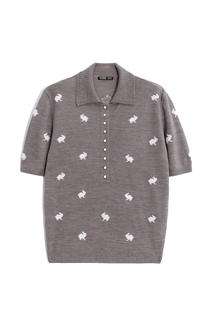 бежевый Трикотажная футболка из шерсти. Модель свободного кроя с воротником поло и застежкой на маленькие пуговицы на планке. Изделие декорировано жаккардом в виде зайчиков.