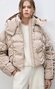 Объемный пуховик с геометрической стежкой и объемными швами. Изделие с капюшоном на кулиске и воротником-стойкой. 