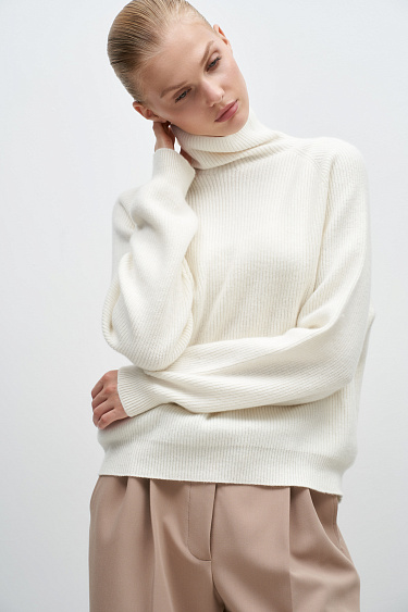 Трикотажный джемпер с воротником-стойкой 