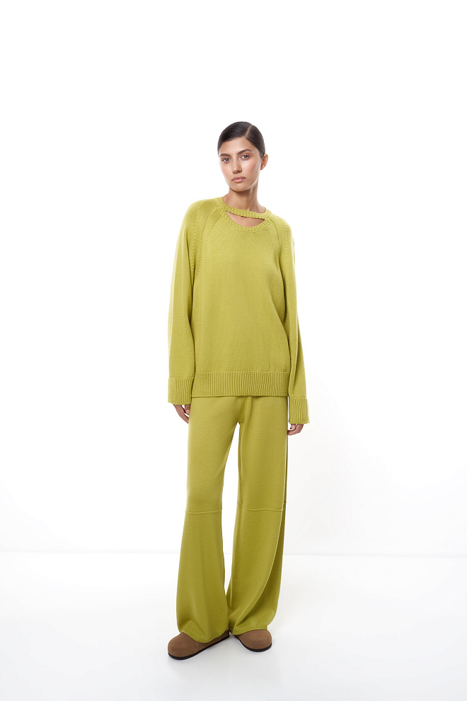 Джемпер с акцентным вырезом