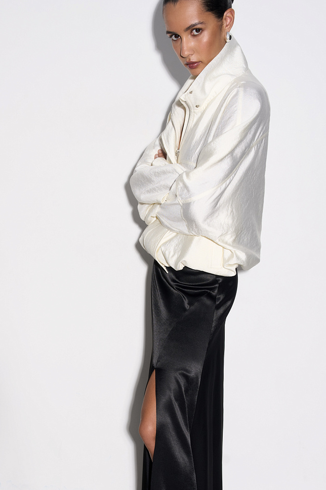 Атласная юбка с разрезом