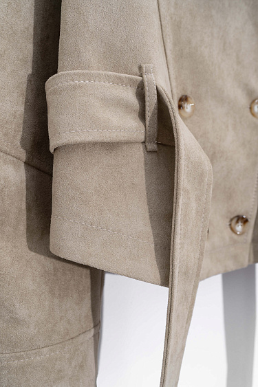 Двубортный короткий тренч под замшу