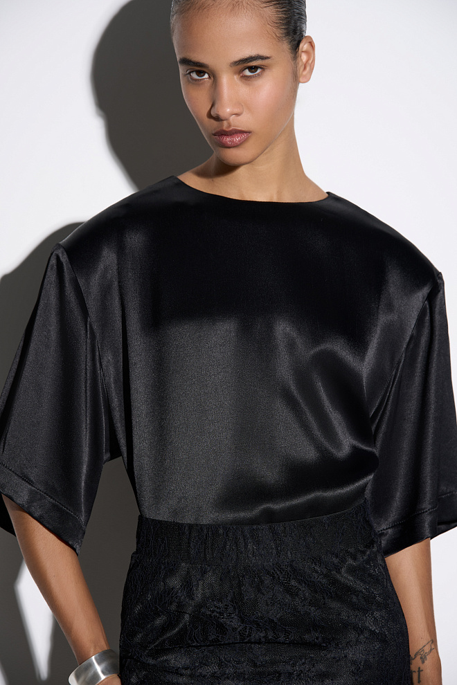 Атласная футболка с подплечниками