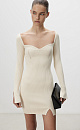 Трикотажное платье из вискозы длины мини. Модель приталенного силуэта с длинным рукавом и фигурным декольте.