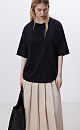 Oversize футболка из хлопка. Модель свободного силуэта со спущенной линией плеч, круглым вырезом горловины и арочным низом.