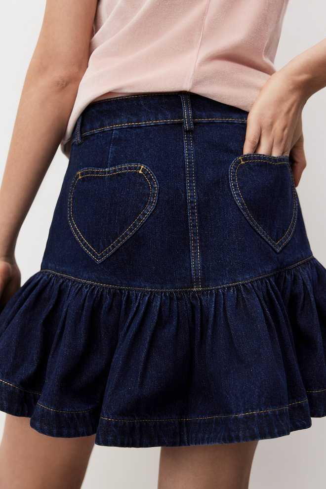 Джинсовая юбка мини с карманами сердечками