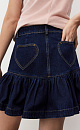 Джинсовая юбка длины мини на кокетке. Модель с рельефными швами, строчкой контрастного цвета, брендированными заклепками под карманами и шлевками на поясе для ремня. Задние карманы выполнены в виде сердечек. Застежка на молнию и пуговицу.