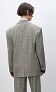 Однобортный жакет в клетку гленчек. Модель прямого кроя с лацканами, боковыми карманами с клапанами и нагрудным карманом. Застежка на две пуговицы. Изделие выполнено на подкладке.