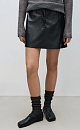 Юбка длины мини из экокожи. Модель выполнена на подкладке. Застежка на молнию, скрытые пуговицу и крючок.