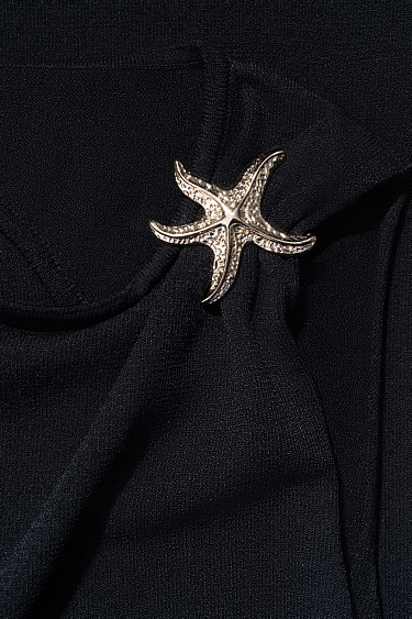 Платье с открытой спиной и перемычкой