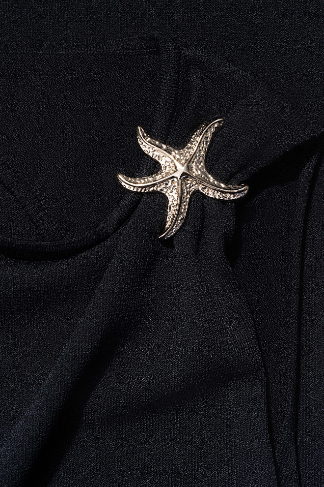 Платье с открытой спиной и перемычкой