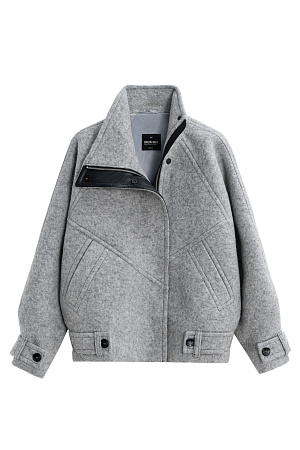 серый Шерстяной бомбер с воротником-стойкой. Модель свободного силуэта, с патами на пуговицах на манжетах и по низу изделия, застежка на молнию и магнитные пуговицы под планкой, декорированной экокожей. Бомбер выполнен на подкладке.