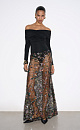 Юбка длины макси с цветочным орнаментом, вышитым пайетками и бисером. Застежка на потайную молнию. Изделие без подкладки.