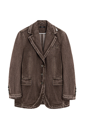 коричневый Джинсовый жакет из 100% хлопка. Модель прямого кроя с классическим английским воротником, боковыми карманами с клапанами, карманом на груди и пуговицами на манжетах. Застежка на три металлические пуговицы. Изделие без подкладки.