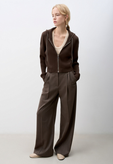 Трикотажный бомбер с капюшоном