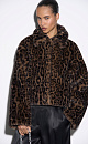 Короткая шуба из экомеха с анималистичным принтом, имитирующим окрас леопарда. Модель прямого кроя с отложным воротником и карманами. Застежка на потайные кнопки под планкой. Низ изделия выполнен на кулиске. 