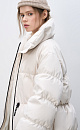 Стеганый объемный пуховик. Модель свободного силуэта с воротником-стойкой, кулиской на талии и логотипом бренда на спине. Застежка на молнию.