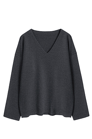 графит Трикотажный джемпер из шерсти с добавлением кашемира. Модель свободного силуэта со спущенной линией плеч и V-образным вырезом горловины. Манжеты рукавов и низ изделия выполнены в рубчик.