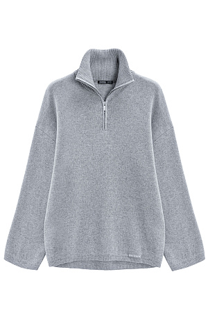 серый Трикотажный джемпер из кашемира и шерсти. Модель свободного кроя, с высоким воротом на молнии и спущенной линией плеч. Ворот и края изделия выполнены в рубчик. 