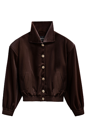 бежевый Бархатный бомбер с воротником-стойкой. Модель свободного кроя со спущенной линией плеч и боковыми карманами. Манжеты рукавов и низ изделия выполнены на резинке. Застежка на акцентные пуговицы.