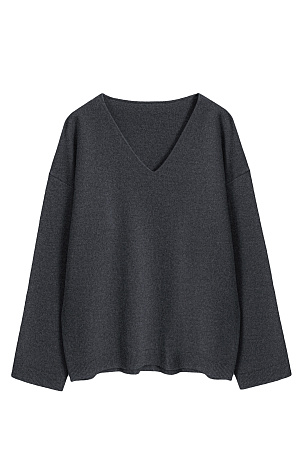 графит Трикотажный джемпер из шерсти с добавлением кашемира. Модель свободного силуэта со спущенной линией плеч и V-образным вырезом горловины. Манжеты рукавов и низ изделия выполнены в рубчик.