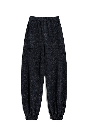 черный Трикотажные брюки-джоггеры из вискозы с добавлением люрекса. Модель с эластичным поясом на кулиске, боковыми карманами и манжетами на резинке.
