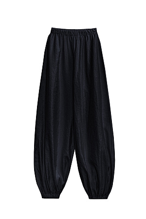 черный Широкие брюки-джоггеры из текстурной вискозы. Модель свободного силуэта с поясом на резинке.