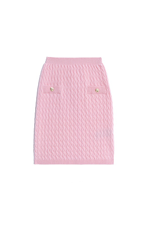 розовый Юбка длины мини из 100% шерсти мериноса экстрафайн, выполненная вязкой косами. Модель по фигуре с эластичным поясом в рубчик. Имитация карманов с клапанами. Изделие декорировано крупными акцентными пуговицами.