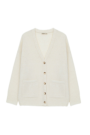 белый Трикотажный кардиган из шерсти альпака. Модель свободного силуэта со спущенной линией плеча, манжеты рукавов на резинке. 2 накладных кармана. Застежка на пуговицы.