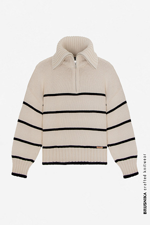 бежевый Трикотажный джемпер в полоску из 100% хлопка. Воротник-стойка на молнии. Низ изделия с брендированным ярлыком. Дополнить образ можно длинной юбкой.