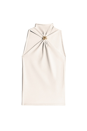 молочный Трикотажный топ, выполненный из вискозы. Модель без руков с американской проймой и невысоким воротником. Изделие декорировано металлической перемычкой.