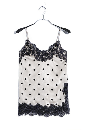 молочный Атласный топ в горох. Модель на тонких бретельках. Изделие декорировано тонким кружевом.