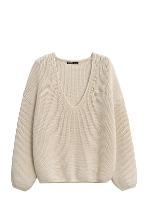 бежевый Трикотажный джемпер из хлопка с добавлением эластана. Модель свободного силуэта с V-образным вырезом горловины и спущенной линией плеч.