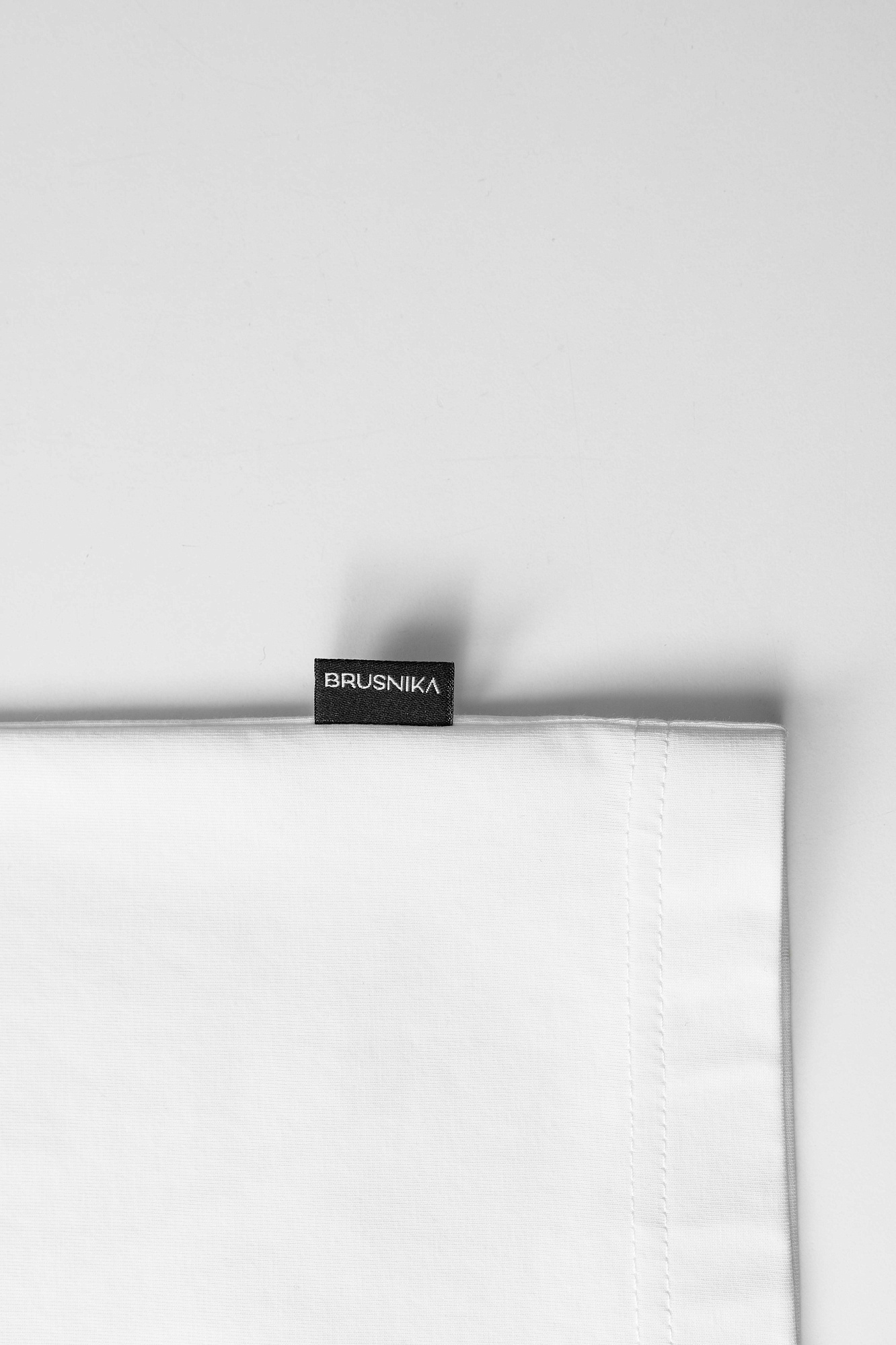 Футболка из 100% хлопка. Модель с подплечниками, короткими рукавами и круглым вырезом горловины.