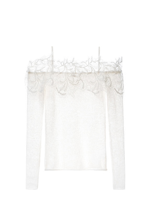 белый Трикотажный лонгслив из шерсти мериноса экстрафайн и альпака суперфайн. Модель по фигуре на тонких бретелях с длинными рукавами и открытой линией плеч. Декольте декорировано кружевом.
