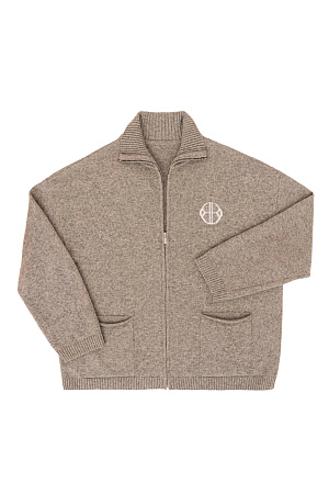 бежевый Трикотажный бомбер в спортивном стиле. Модель свободного силуэта со спущенной линией плеча и боковыми карманами. Вышивка логотипа бренда на груди. Застежка на молнию.