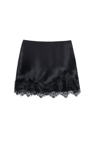 черный Атласная юбка длины мини. Модель с асимметричным низом, декорированным кружевом. Застежка на потайную молнию.