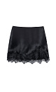Атласная юбка длины мини. Модель с асимметричным низом, декорированным кружевом. Застежка на потайную молнию.